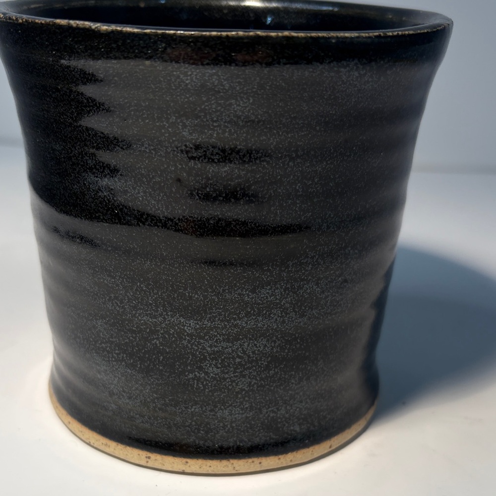 New Handcrafted Elegant Black Pottery Pot/Planter - Picture 2 of 5